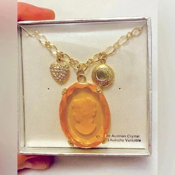 ✨Cameo Pendant Genuine Austrian Crystal necklace New , sealed ✨ - Picture 1 of 5